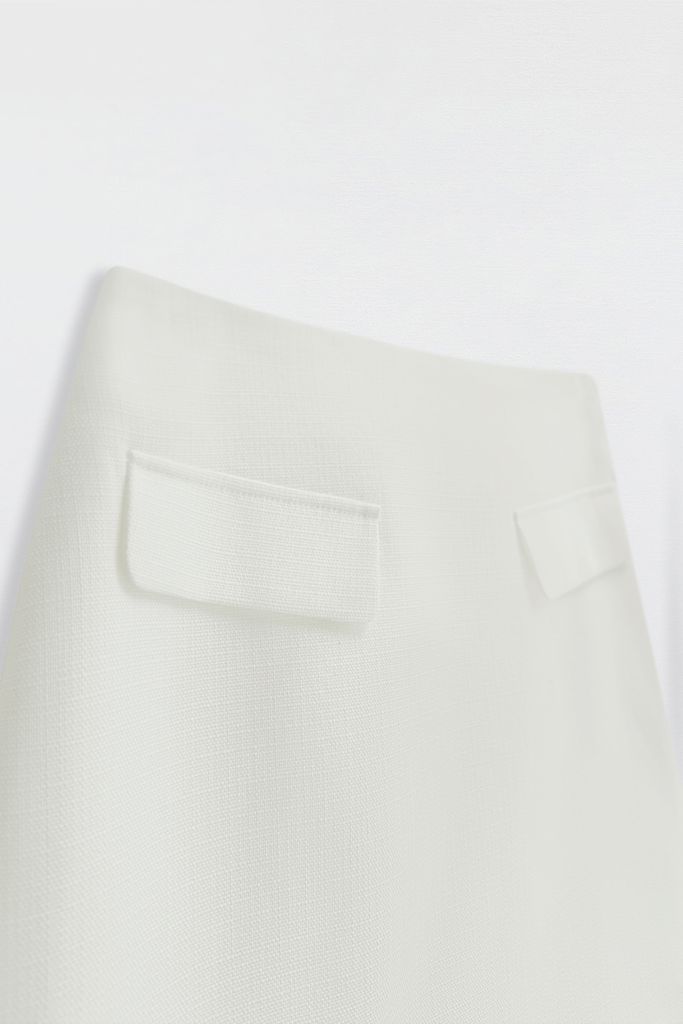 Chân váy mini tech trắng nắp túi trang trí