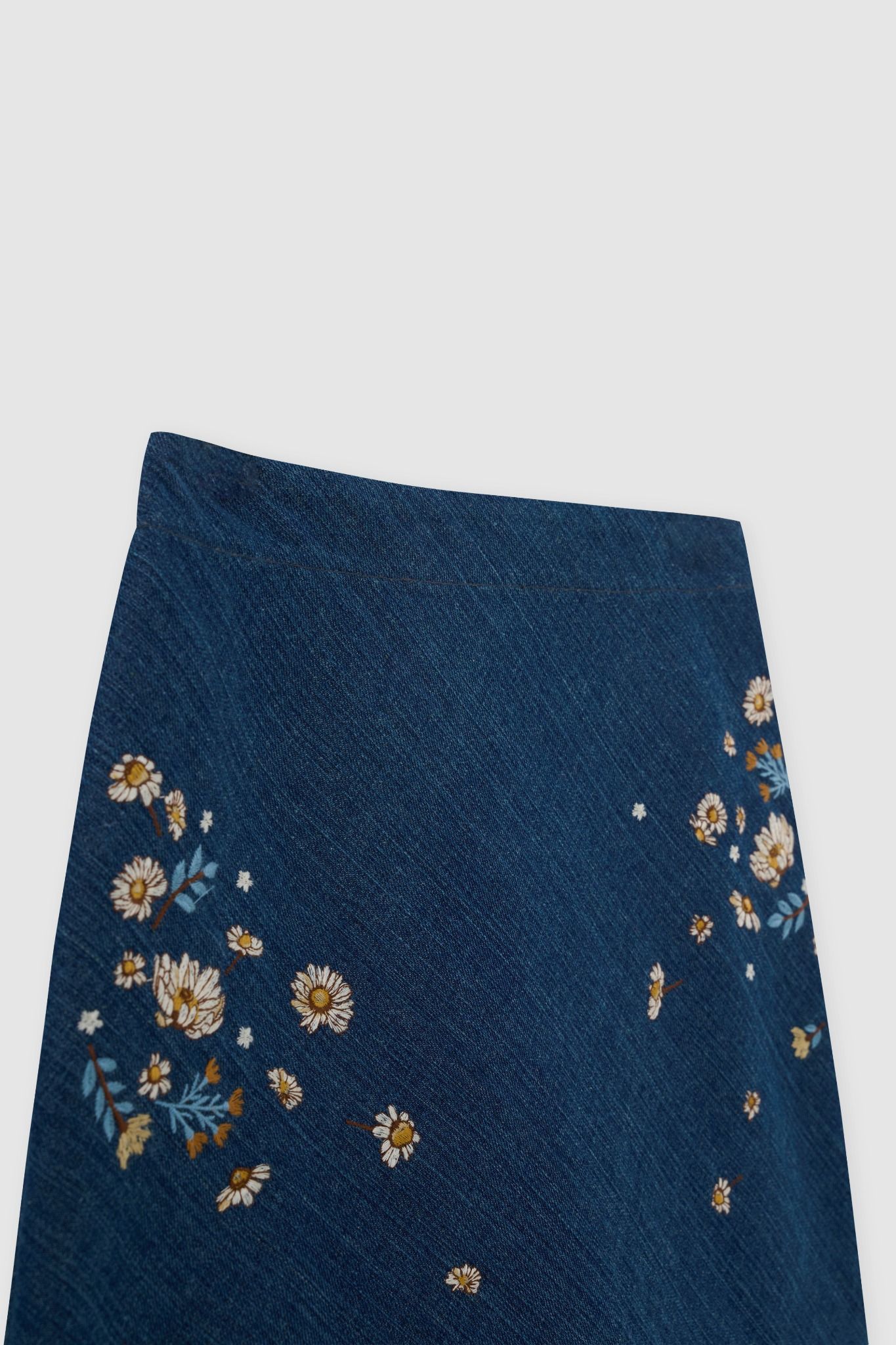 Chân váy mini casual denim xanh chàm thêu 2 bên