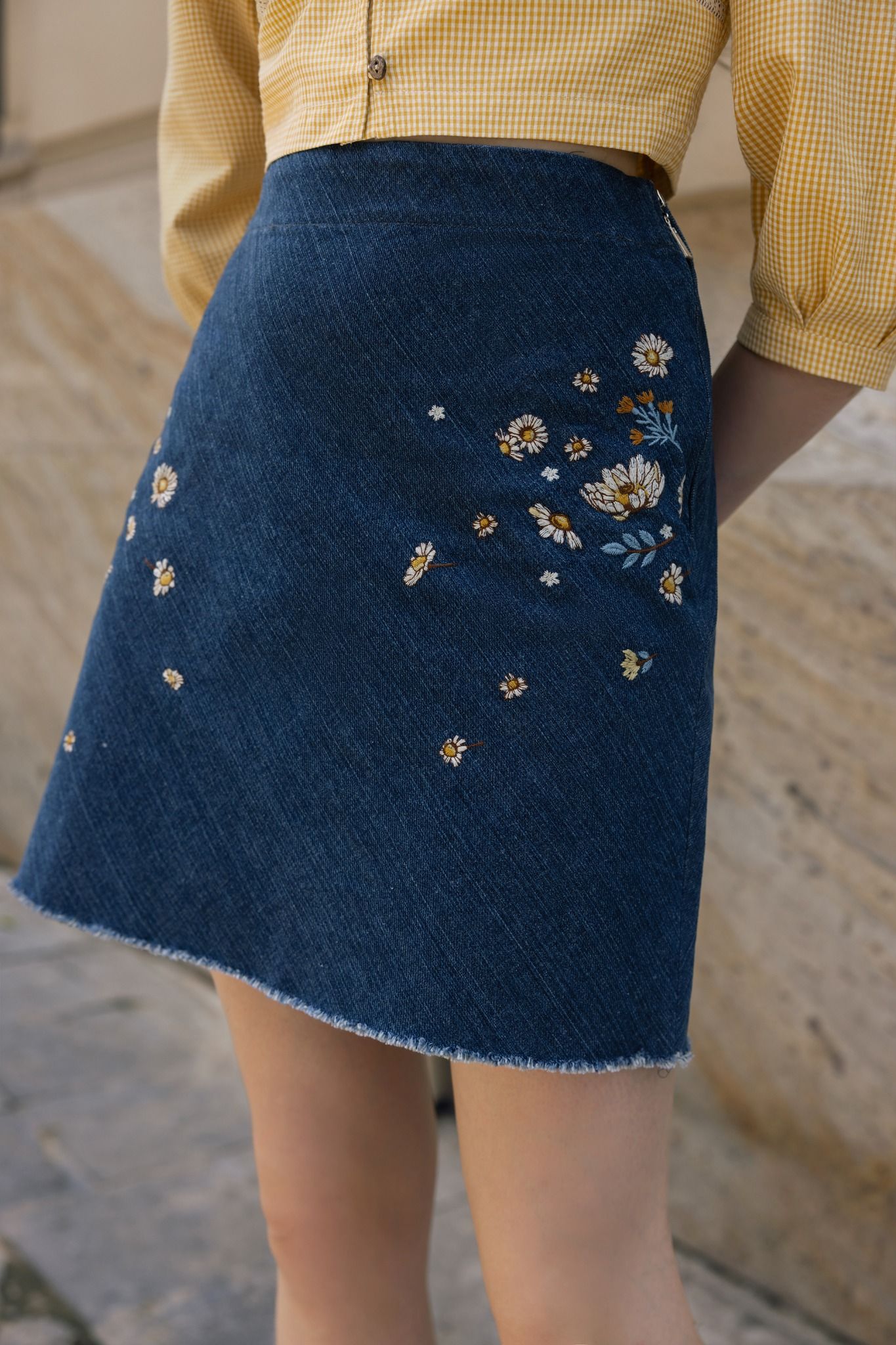 Chân váy mini casual denim xanh chàm thêu 2 bên