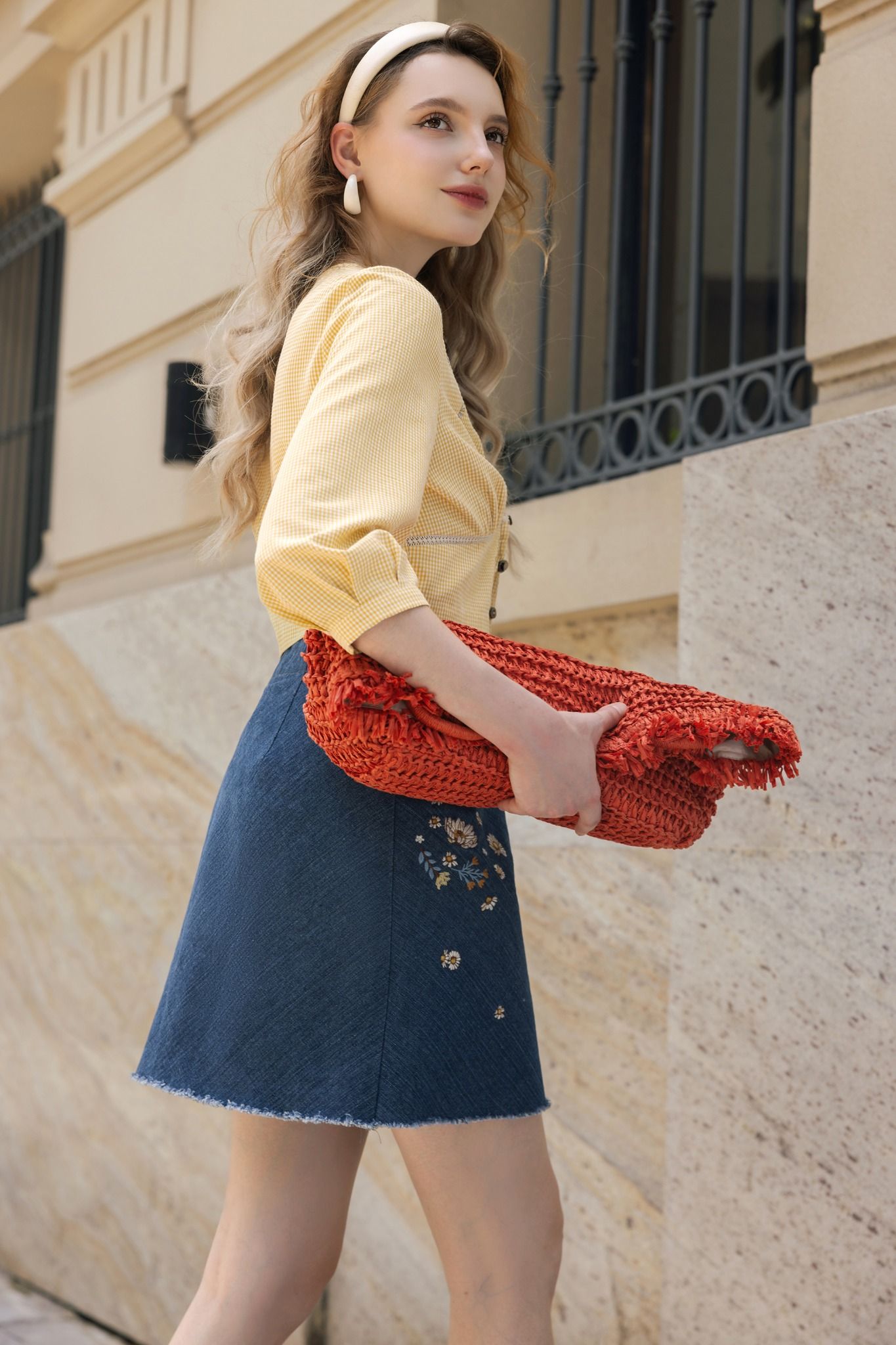 Chân váy mini casual denim xanh chàm thêu 2 bên