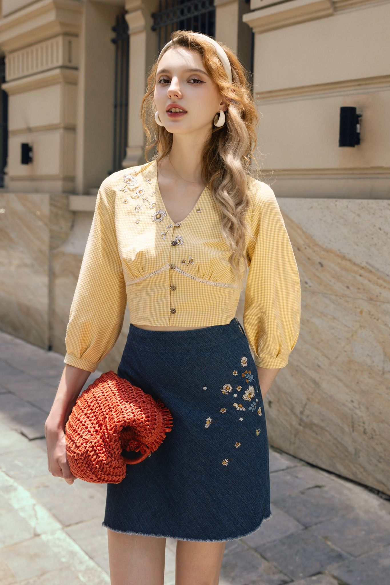 Chân váy mini casual denim xanh chàm thêu 2 bên