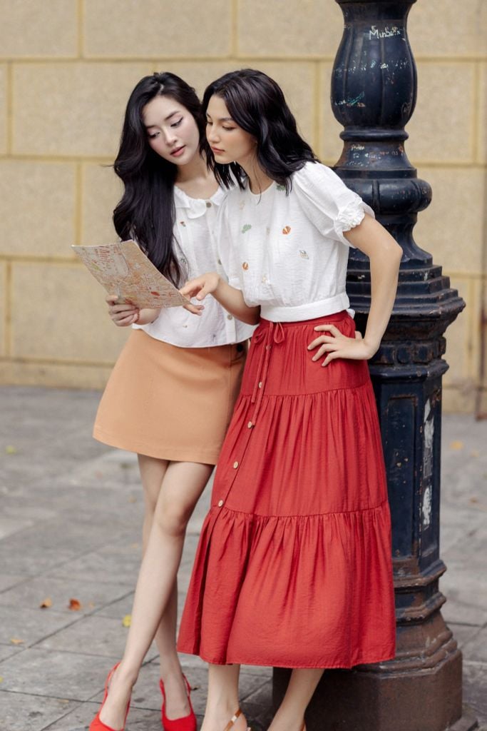 Chân váy mini thô kaki cam khuy kim loại