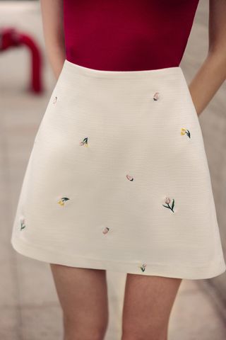 Chân váy mini tech trắng thêu hoa tulip