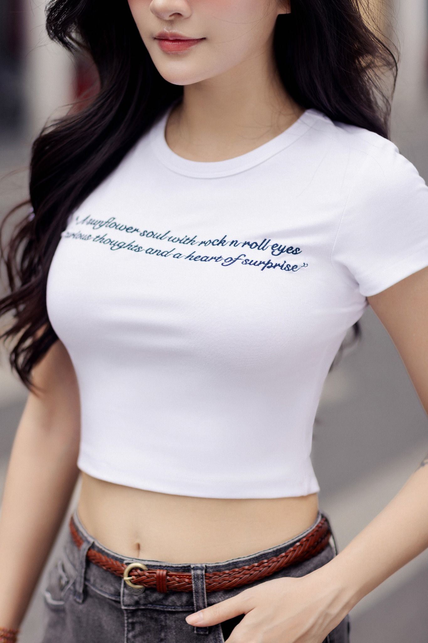 Áo phông crop casual thun tăm trắng thêu thân trước