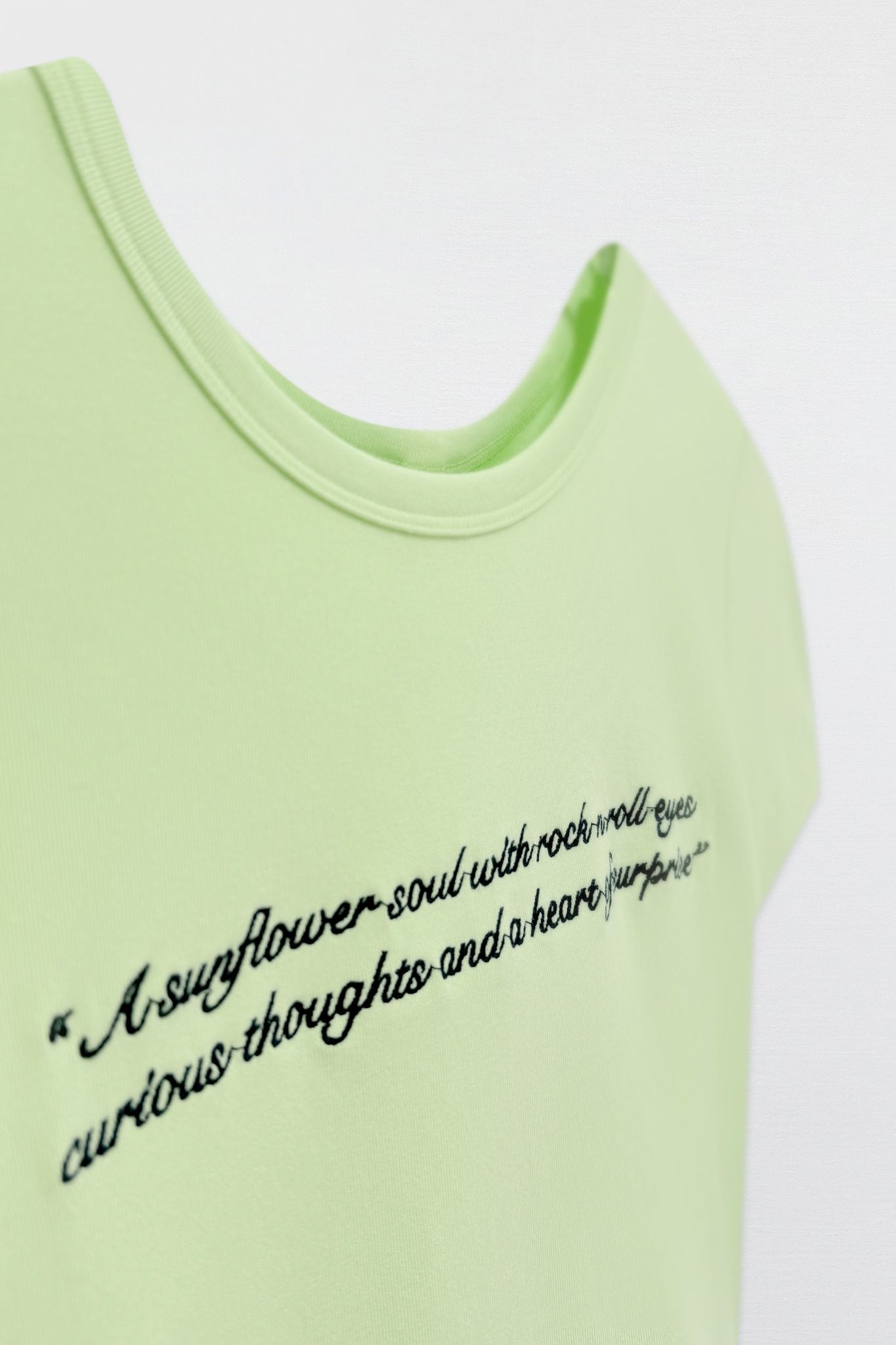 Áo phông crop casual thun tăm xanh thêu thân trước