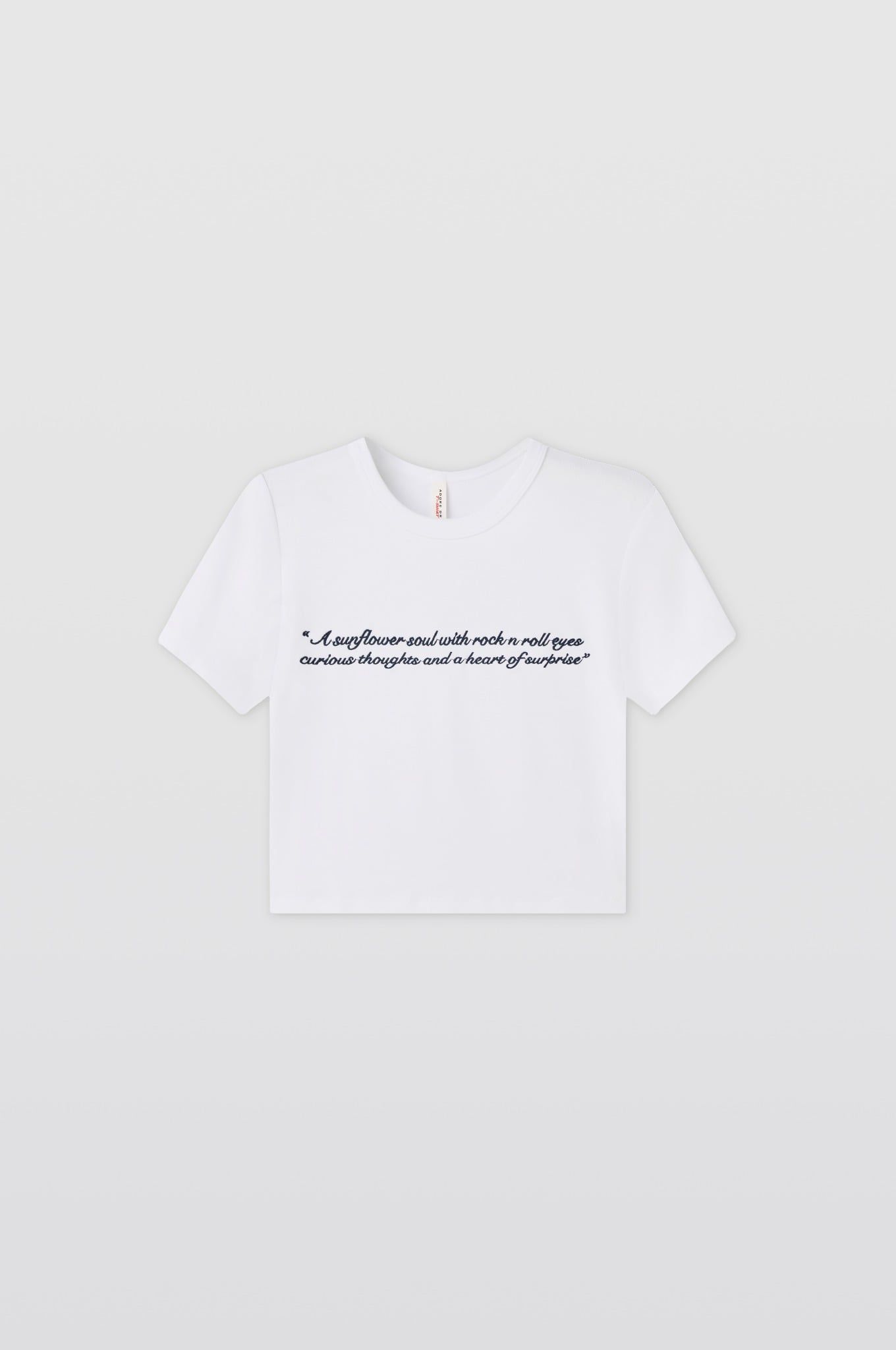 Áo phông crop casual thun tăm trắng thêu thân trước