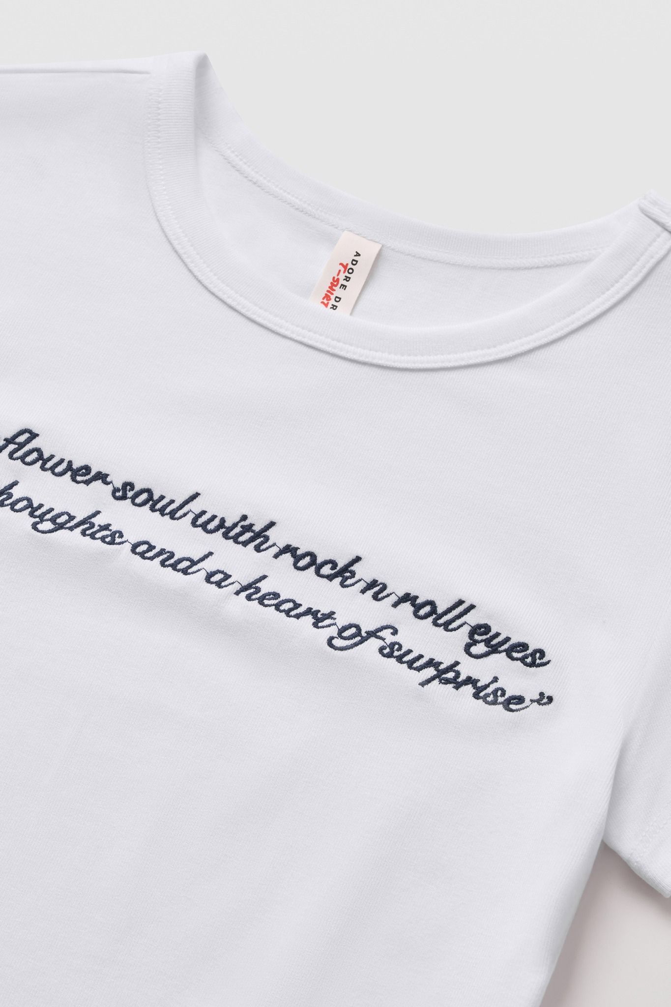 Áo phông crop casual thun tăm trắng thêu thân trước