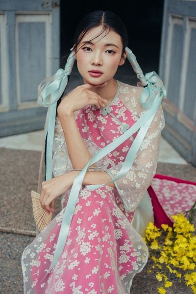 Bộ áo dài nữ voan tơ hoa rơi hồng ngọc quyên