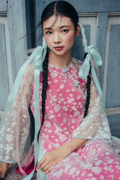 Bộ áo dài nữ voan tơ hoa rơi hồng ngọc quyên