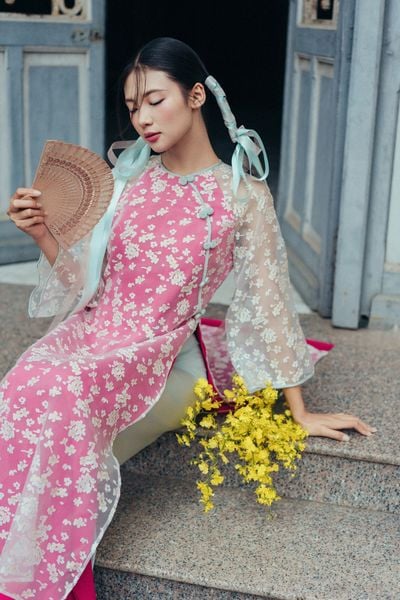 Bộ áo dài nữ voan tơ hoa rơi hồng ngọc quyên