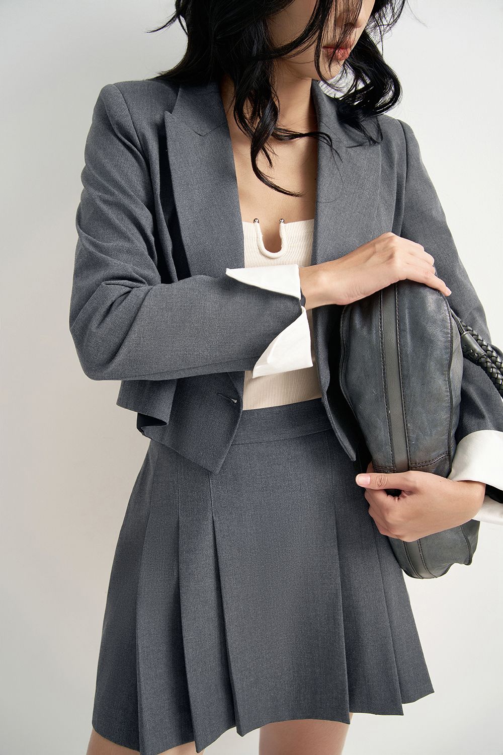 Áo blazer cổ 2 ve dáng ngắn solid tàn đậm