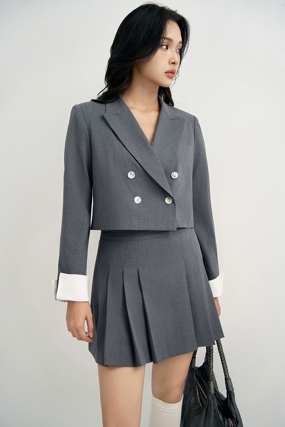 Áo blazer cổ 2 ve dáng ngắn solid tàn đậm