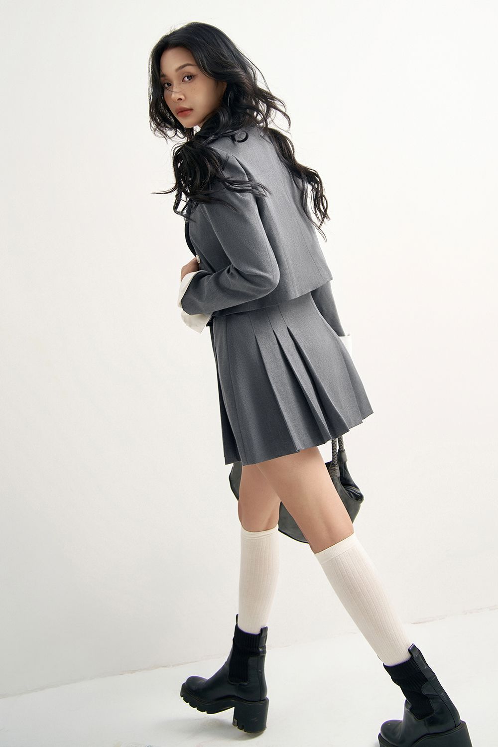 Áo blazer cổ 2 ve dáng ngắn solid tàn đậm