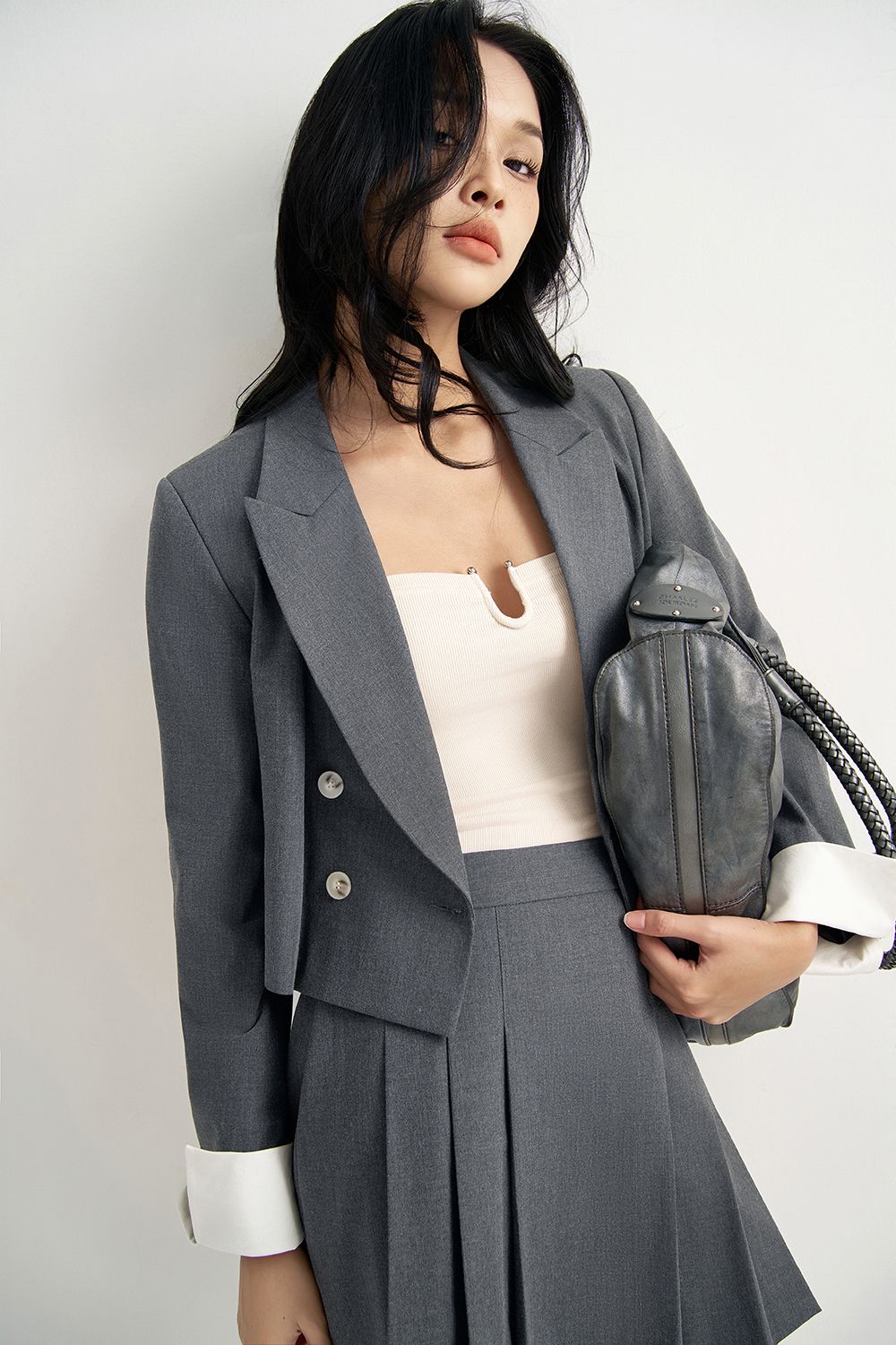 Áo blazer cổ 2 ve dáng ngắn solid tàn đậm