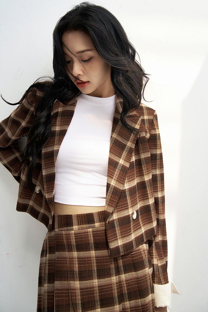 Áo blazer cổ 2 ve dáng ngắn karo nâu