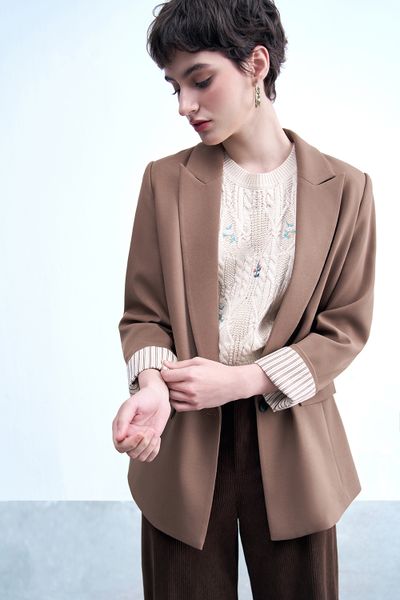 Áo blazer nâu ánh rêu phối cửa tay