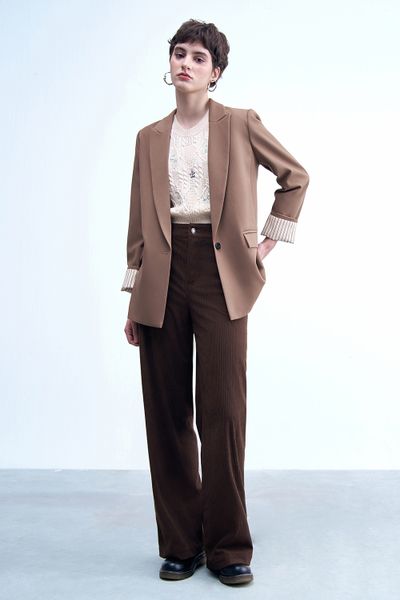 Áo blazer nâu ánh rêu phối cửa tay