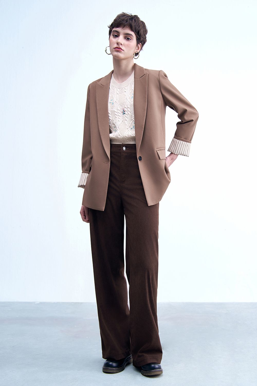 Áo blazer nâu ánh rêu phối cửa tay