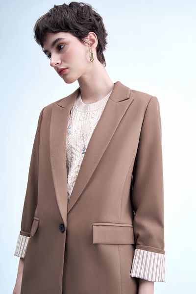 Áo blazer nâu ánh rêu phối cửa tay