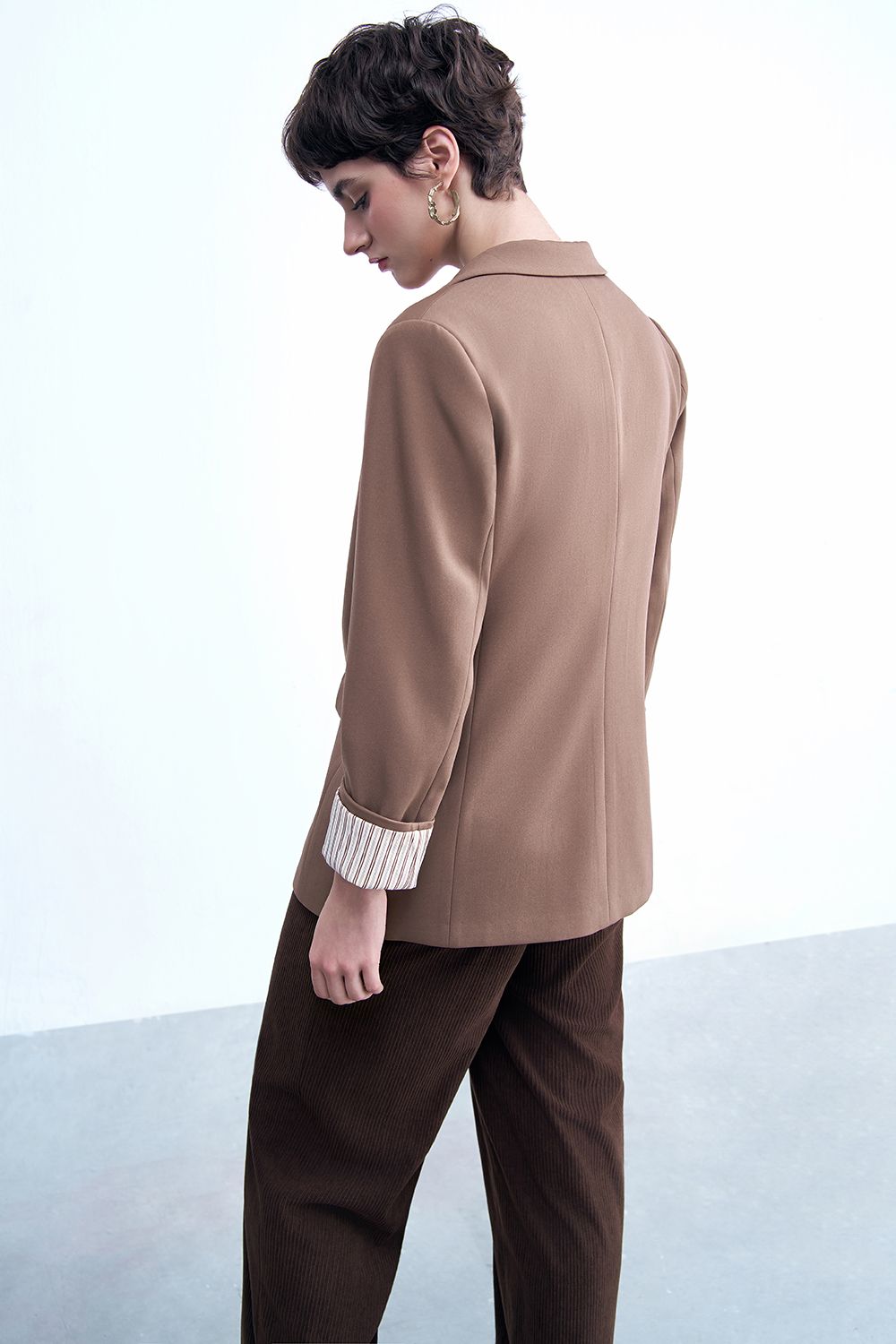 Áo blazer nâu ánh rêu phối cửa tay