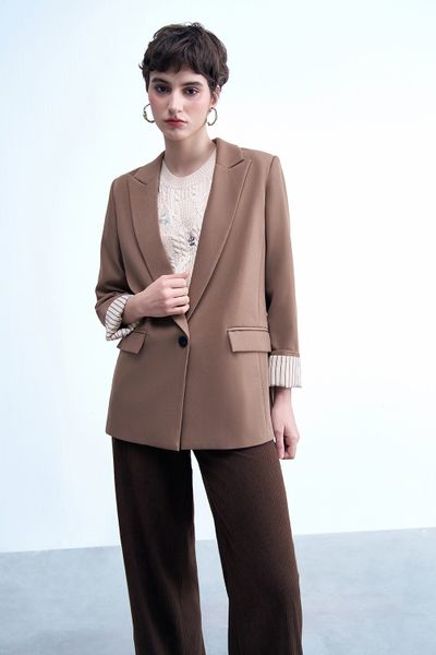 Áo blazer nâu ánh rêu phối cửa tay