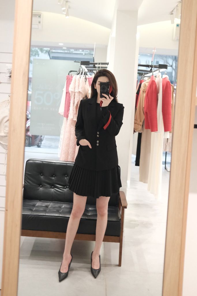 Áo blazer đen dáng ôm gọn