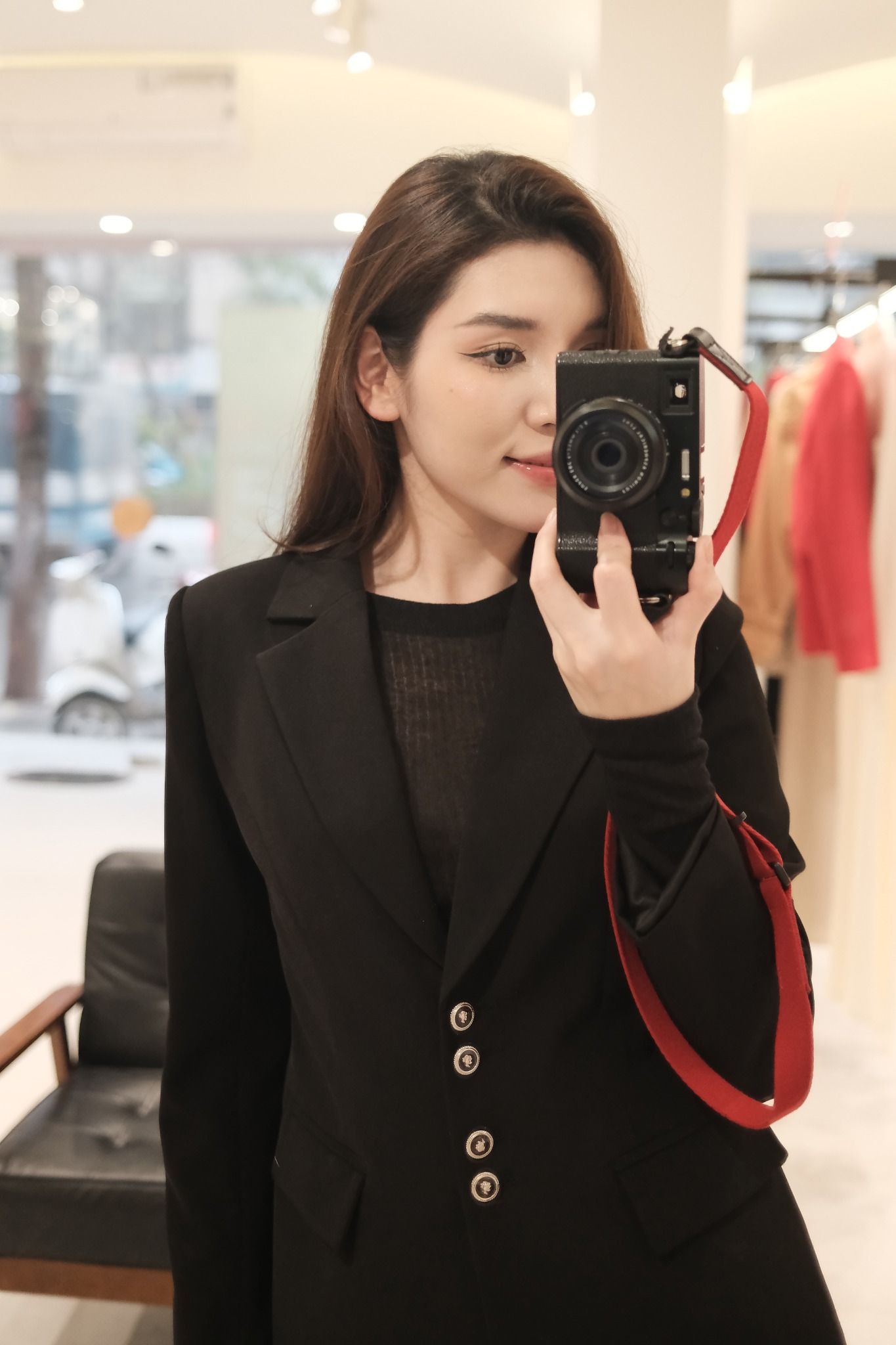 Áo blazer đen dáng ôm gọn