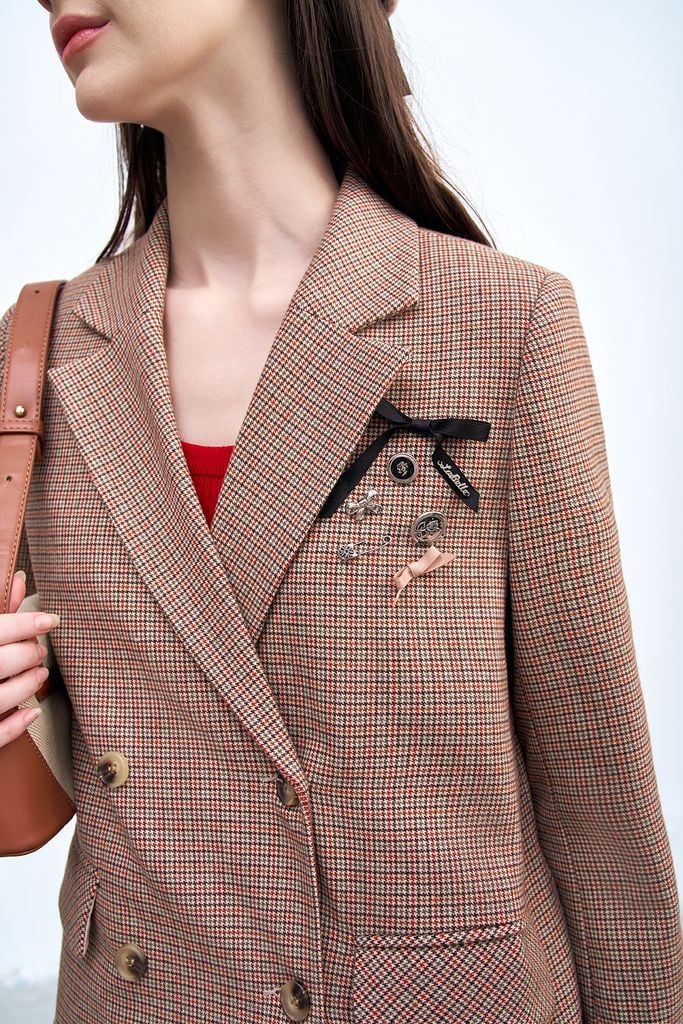 Áo blazer karo nâu trang trí thân trên