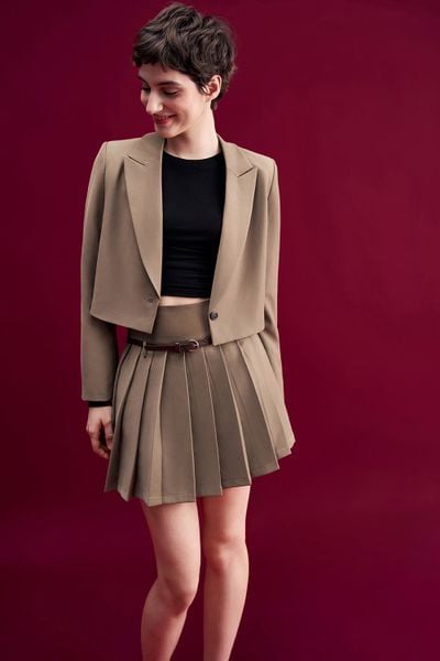 Chân váy mini xoè nâu ánh rêu xếp ly trễ eo