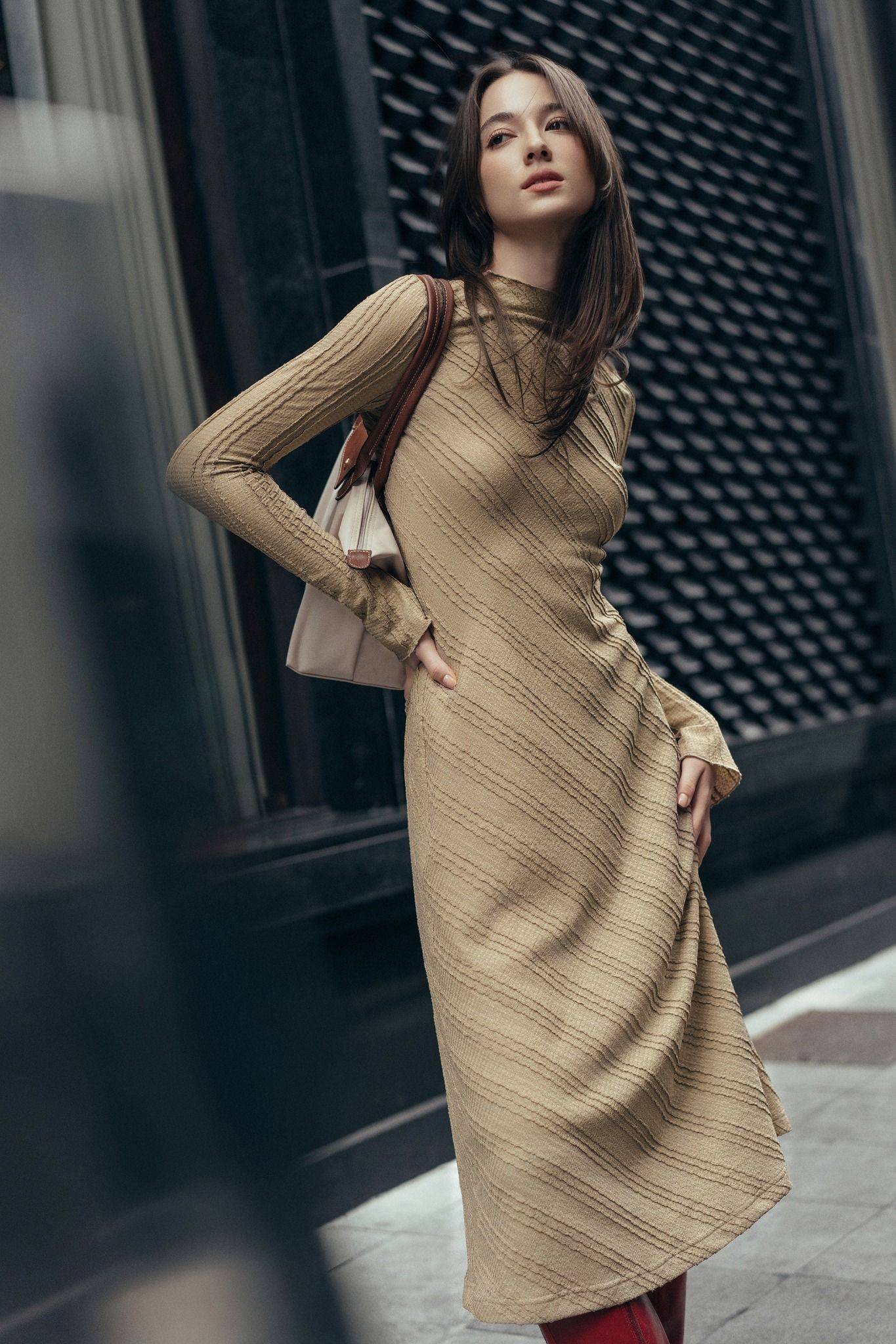 Đầm midi xéo thân thun gân capuchino