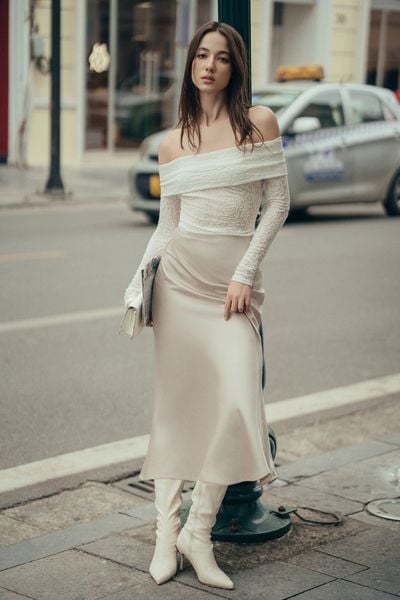 Đầm maxi phối lụa be tùng ren thêu trắng