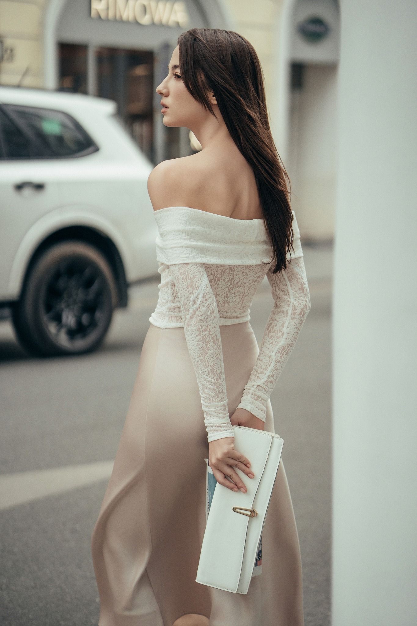 Đầm maxi phối lụa be tùng ren thêu trắng