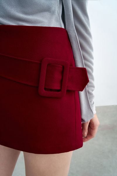 Chân váy mini A phối belt chéo thân dạ mỏng đỏ đô