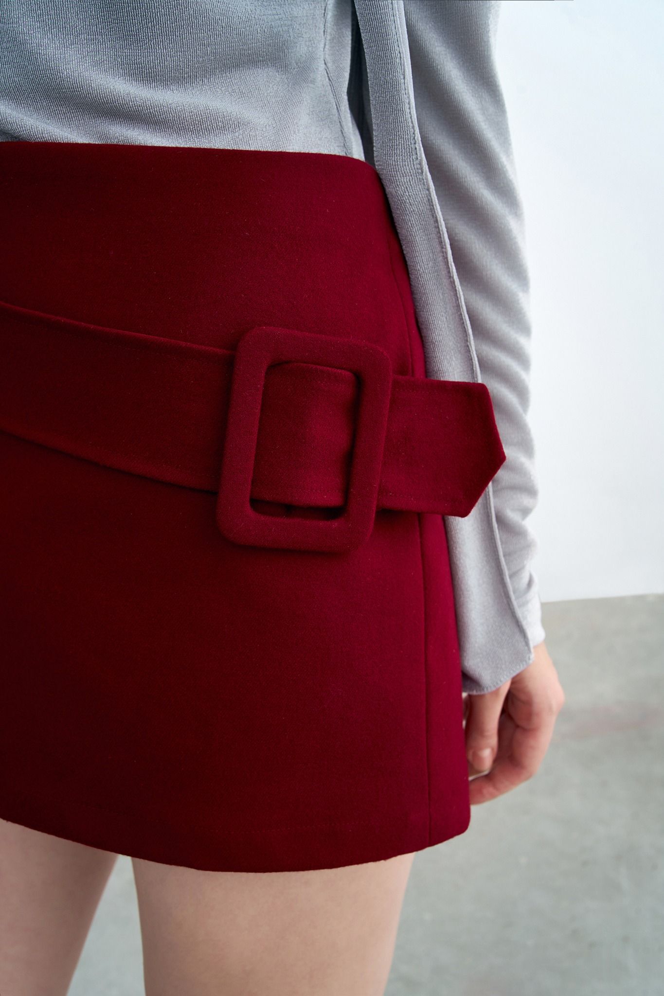 Chân váy mini A phối belt chéo thân dạ mỏng đỏ đô