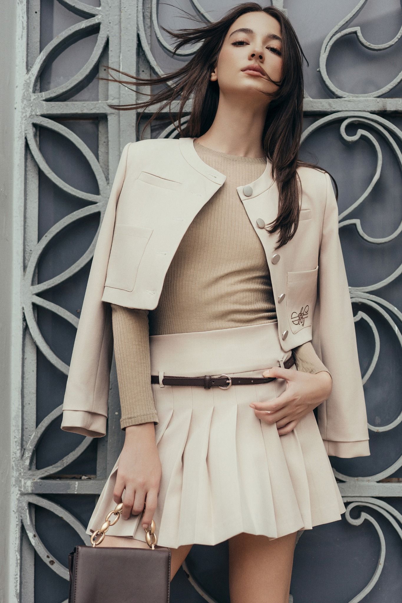 Áo blazer crop túi ốp gấu beige
