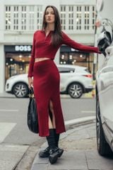  Chân váy midi xẻ trước thun tăm đỏ đô 