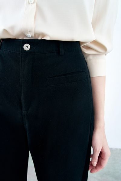 Quần ống suông cơi túi thân trước kaki mềm đen