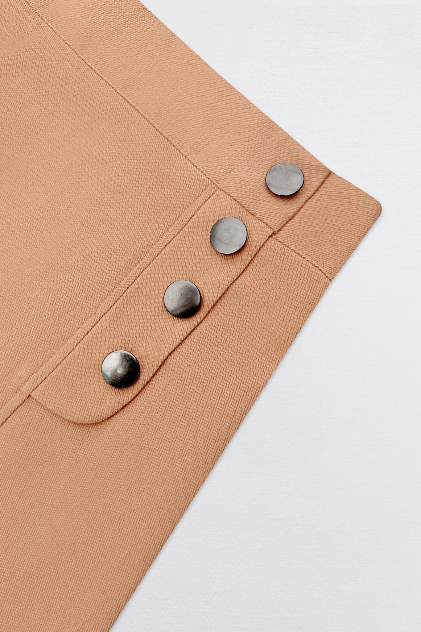 Chân váy mini thô kaki cam khuy kim loại