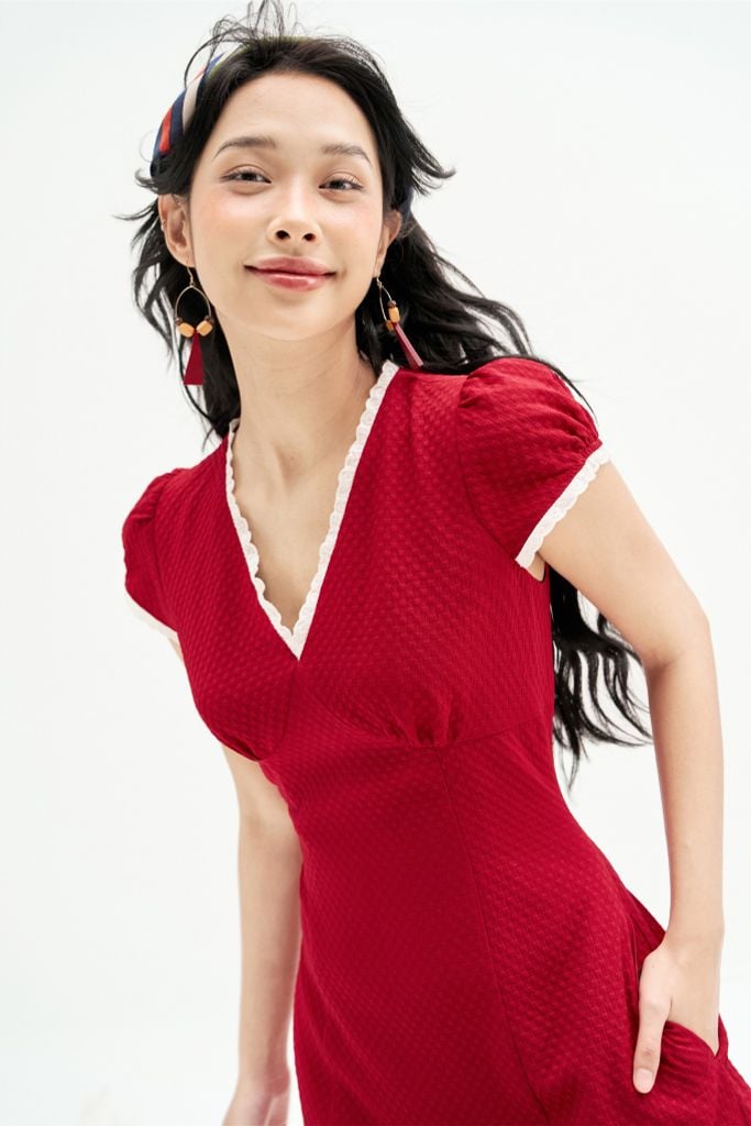 Đầm mini poly xốp đỏ phối ren cổ