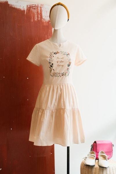Đầm mini kem thêu khung hoa