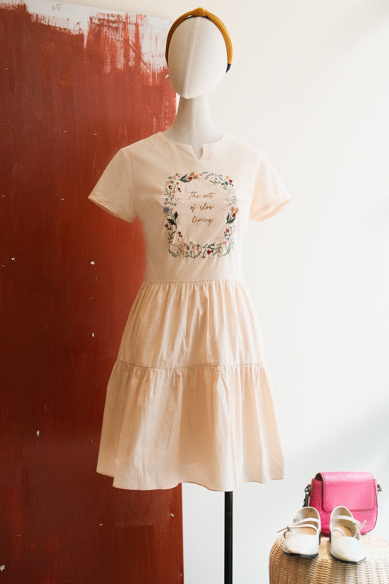 Đầm mini kem thêu khung hoa