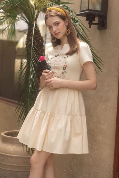 Đầm mini kem thêu khung hoa