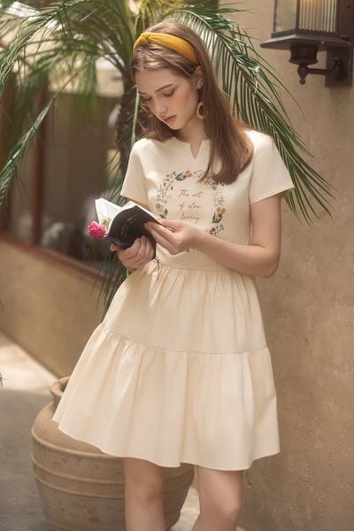 Đầm mini kem thêu khung hoa