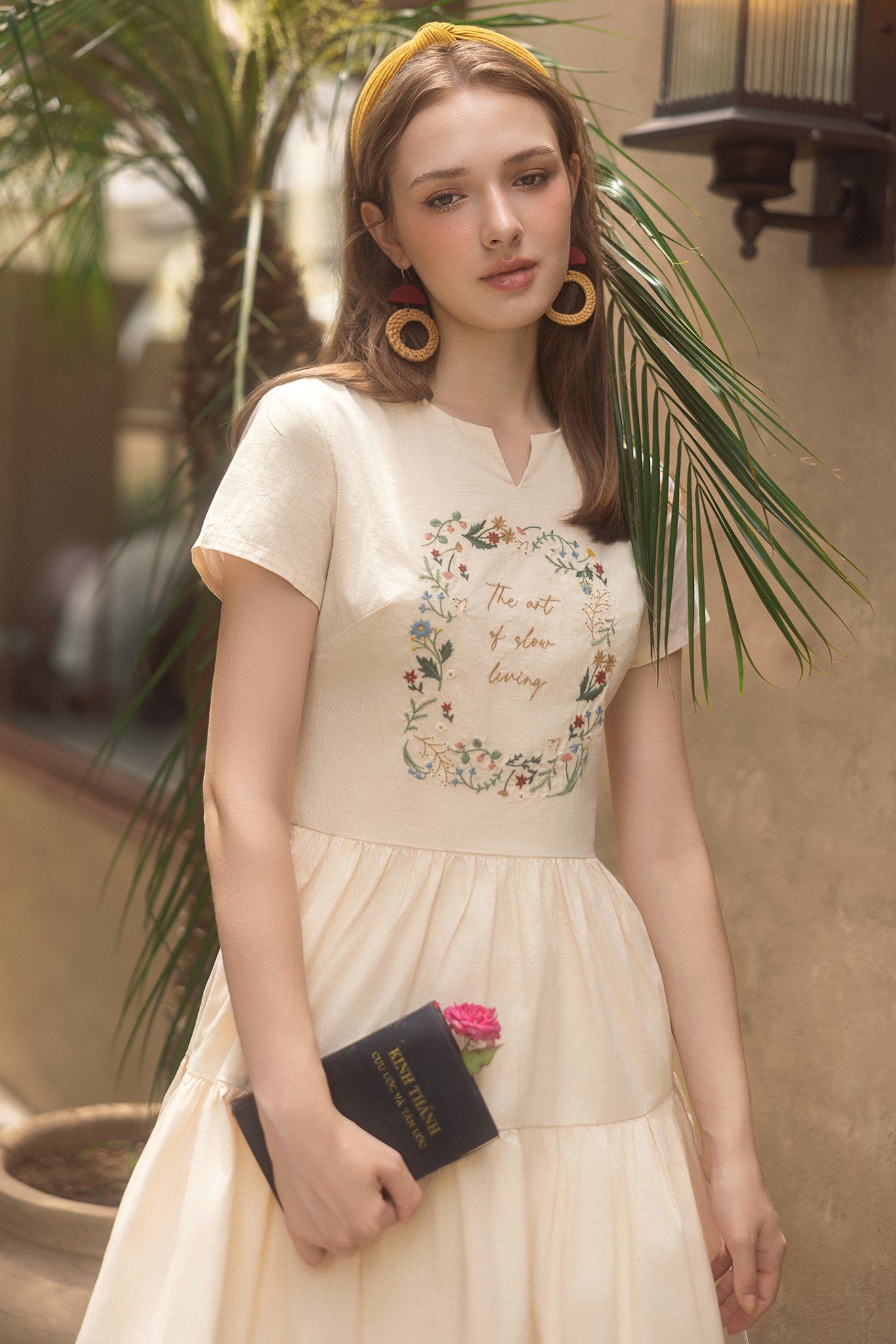 Đầm mini kem thêu khung hoa
