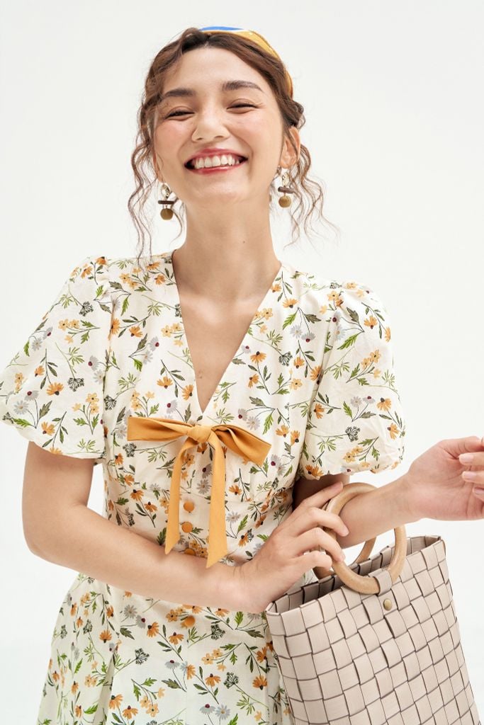 Đầm mini thô lụa hoa daisy vàng nơ cổ