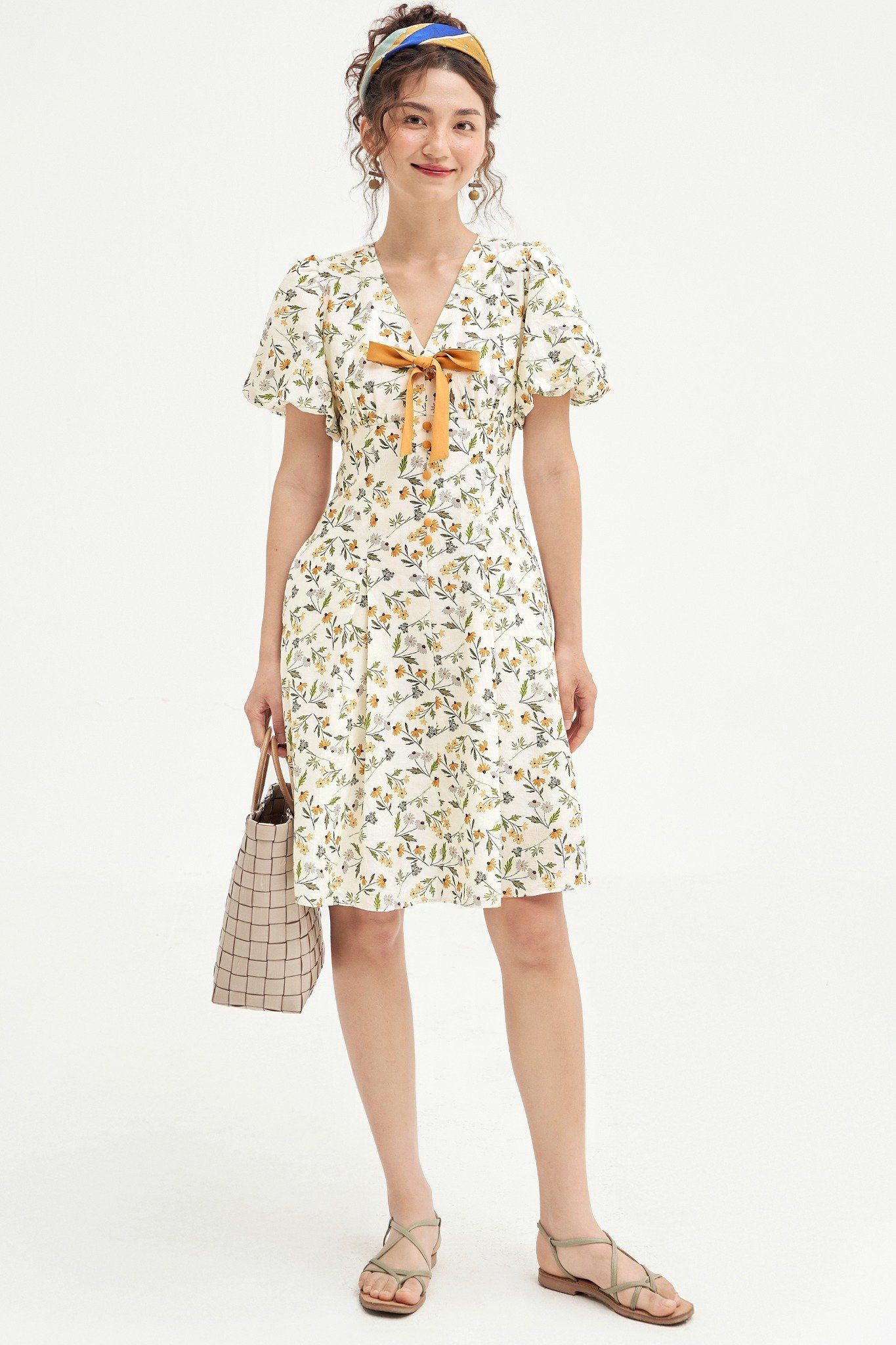 Đầm mini thô lụa hoa daisy vàng nơ cổ