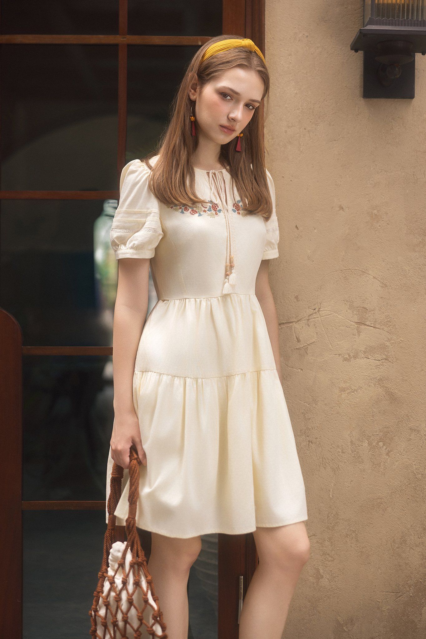 Đầm mini đũi mềm kem thêu hoa