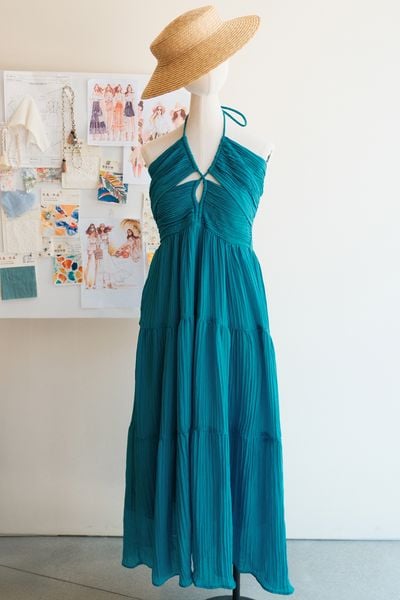 Đầm maxi voan tơ màu xanh lục bảo