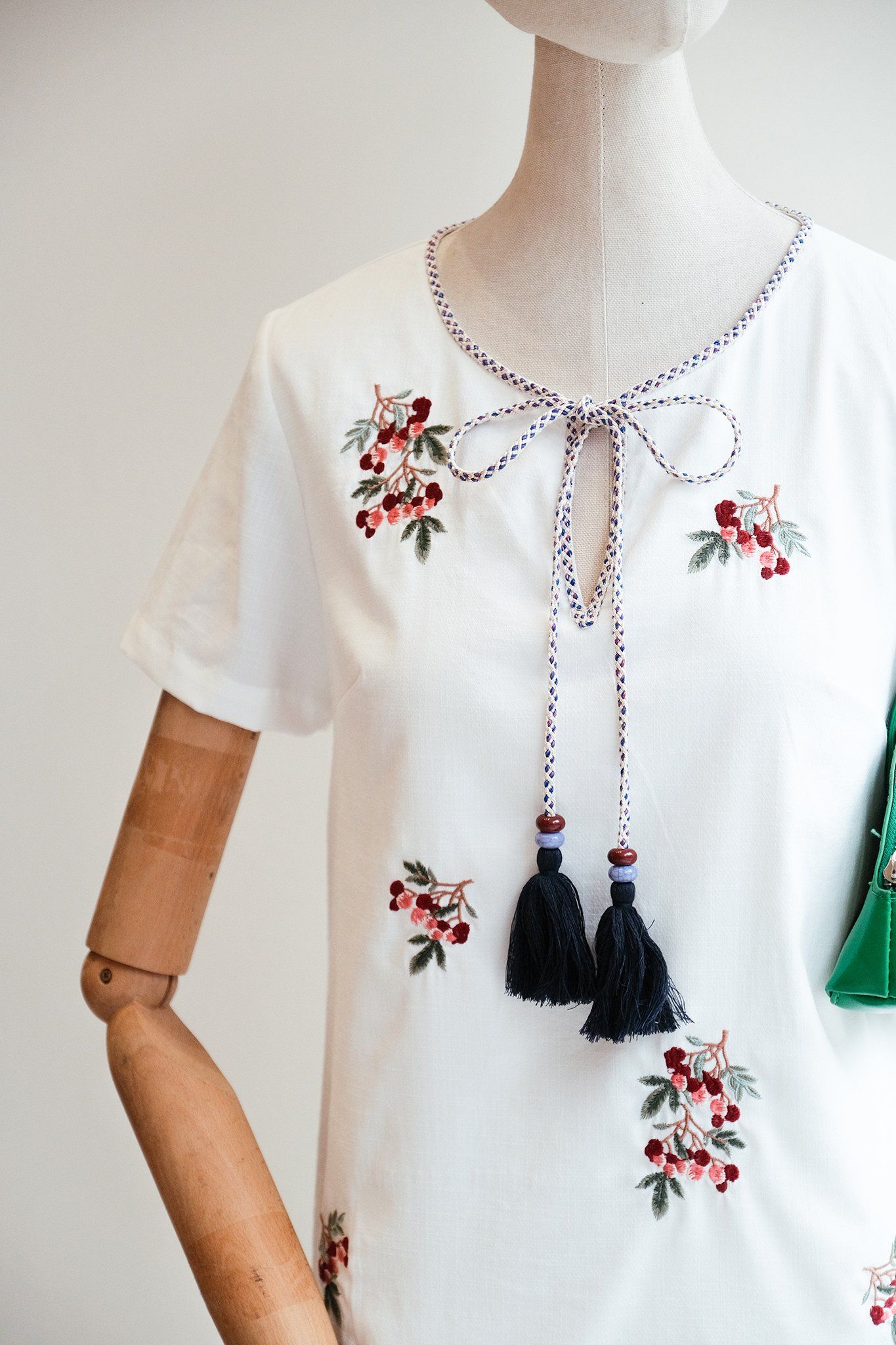 Đầm suông đũi chun trắng thêu chùm olive