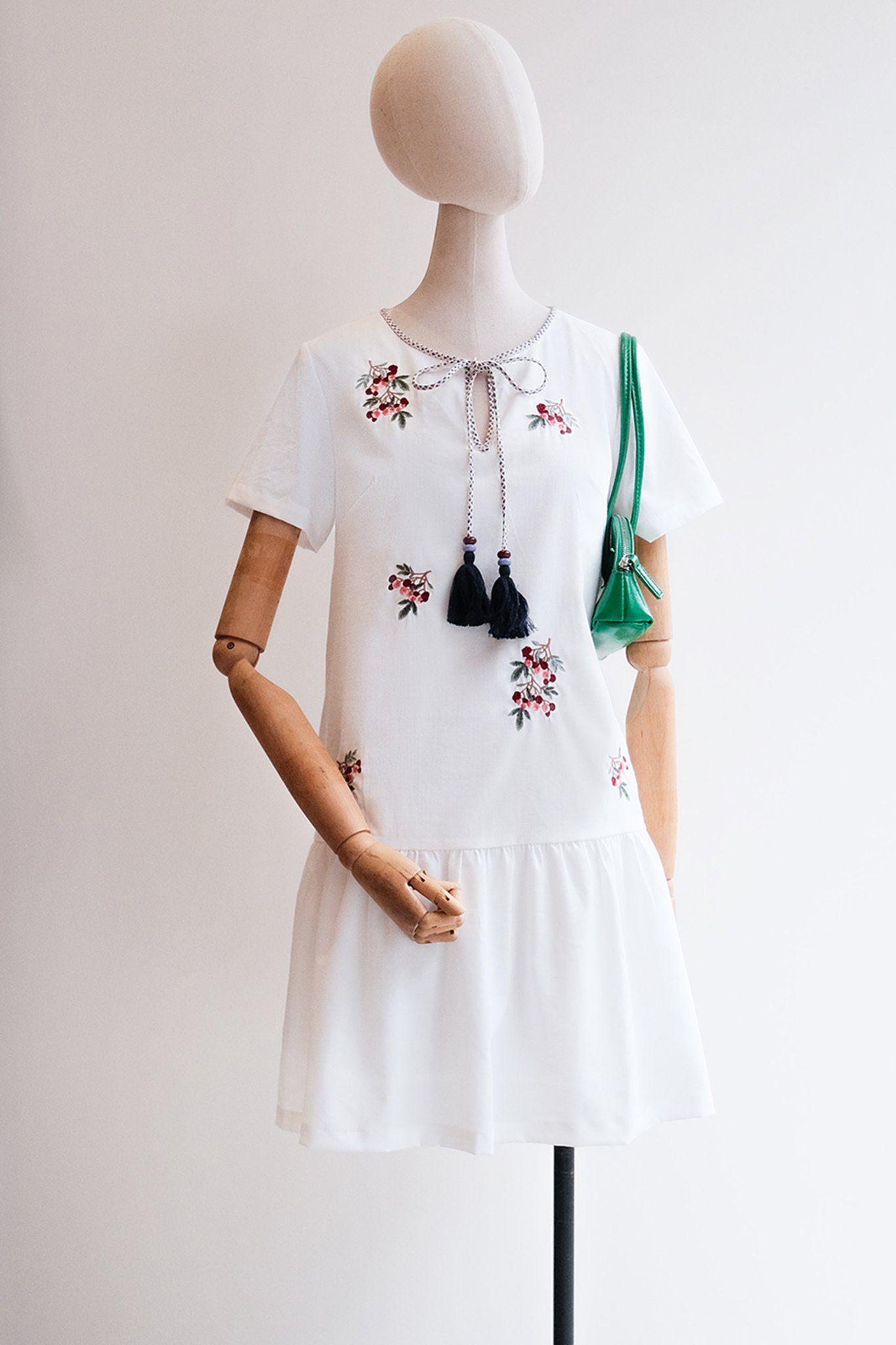 Đầm suông đũi chun trắng thêu chùm olive